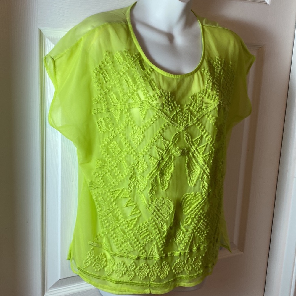 Romeo & Juliet Couture Women’s Sheer Embroider Top Lime Green Size M pullover